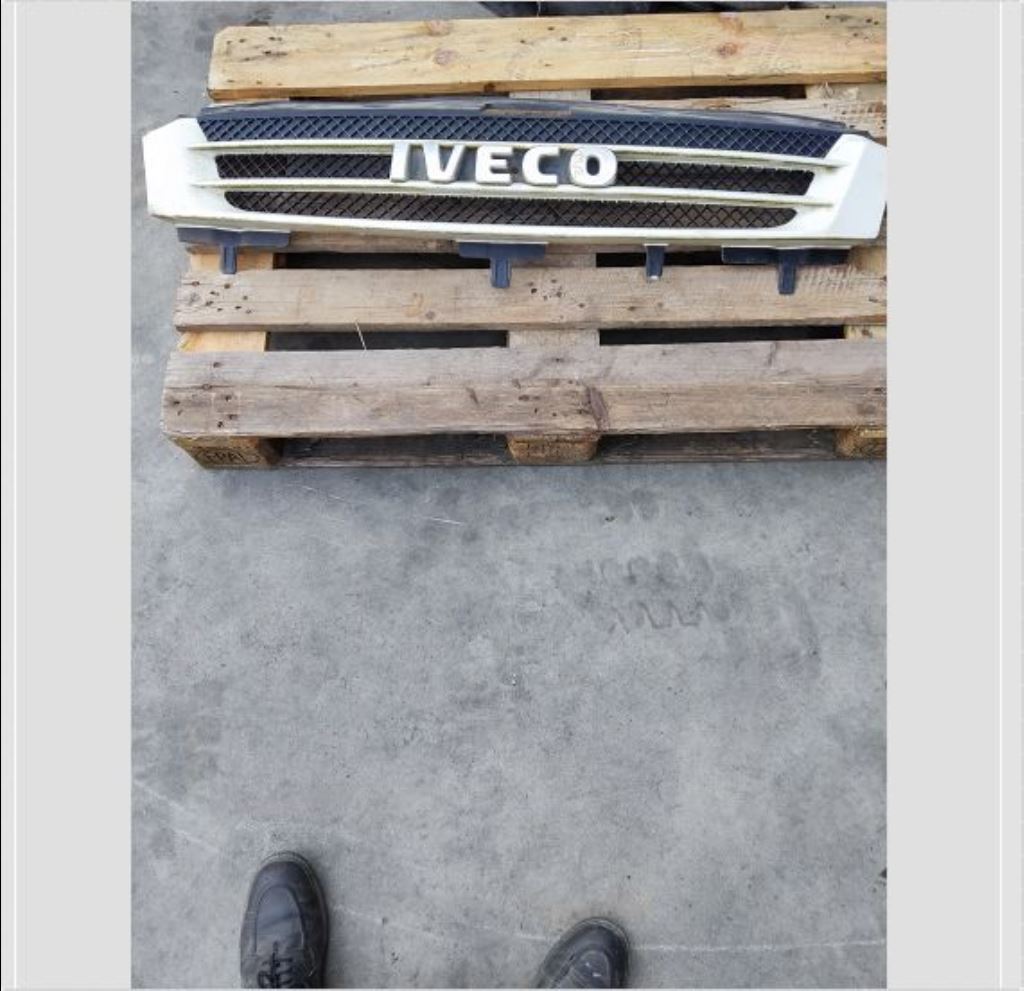 piece_IVECO 35C12  CALANDRE SUPERIEURE