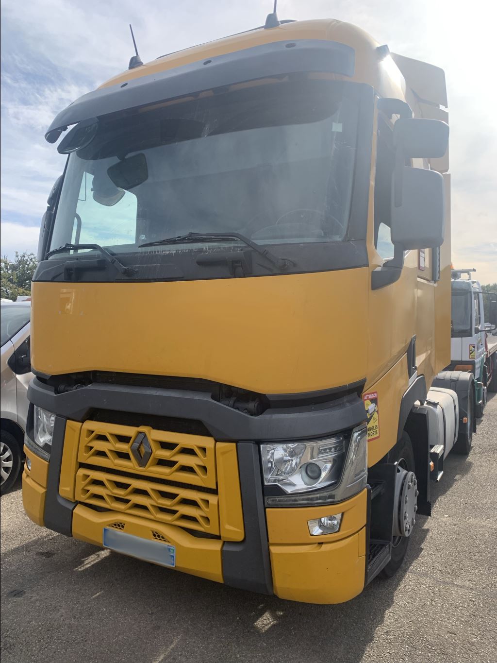 piece_RENAULT T440 MOYEU AVANT DROIT 7421993642