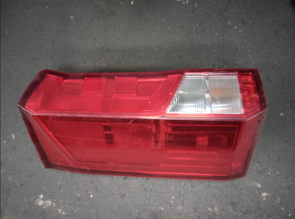 piece_VOLKSWAGEN CRAFTER  FEU ARRIERE GAUCHE 7C0945095H