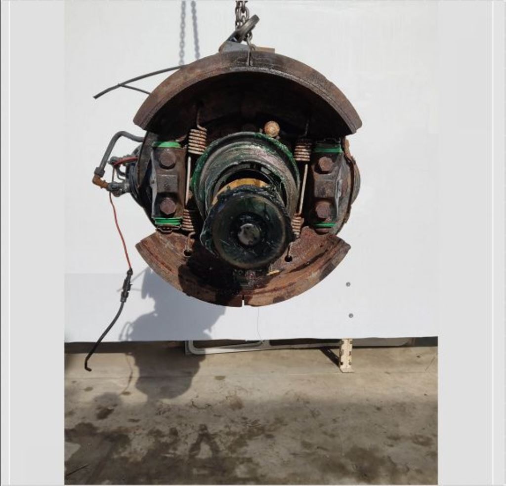 piece_IVECO 260T41 ARBRE DE ROUE ARRIERE GAUCHE DE PONT AR 42102368