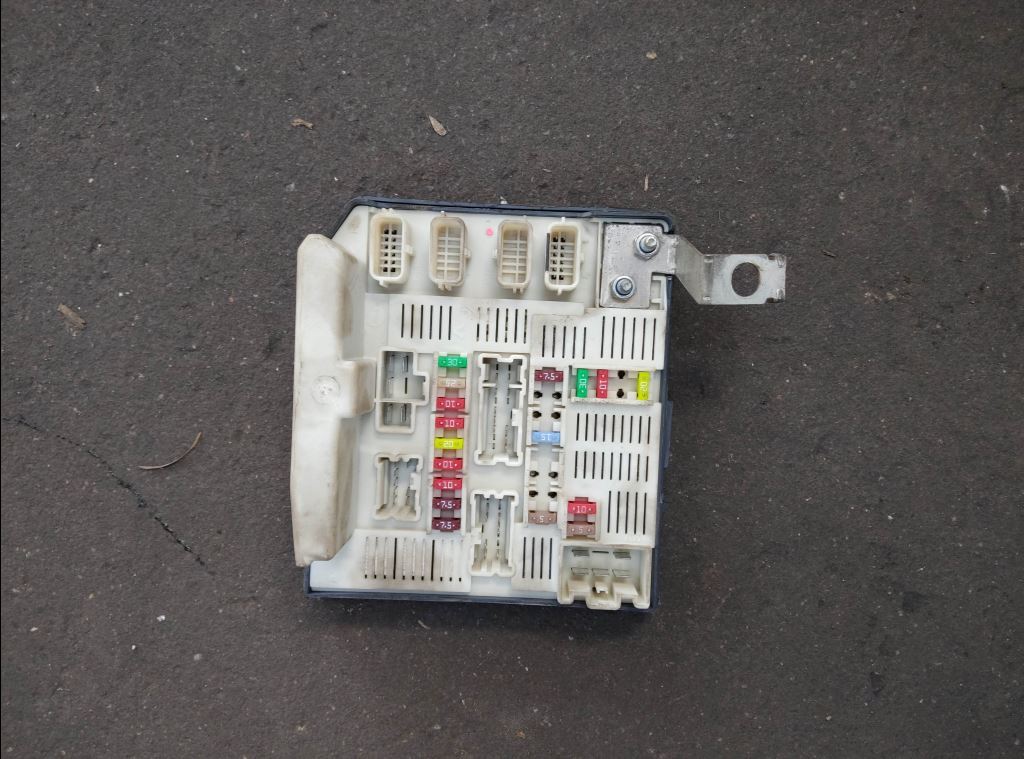 piece_RENAULT KANGOO KANG. GD BOITIER FUSIBLE 8200451902