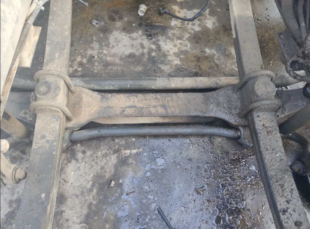 piece_RENAULT PREMIUM  POUTRE ESSIEU AVANT 7420519683