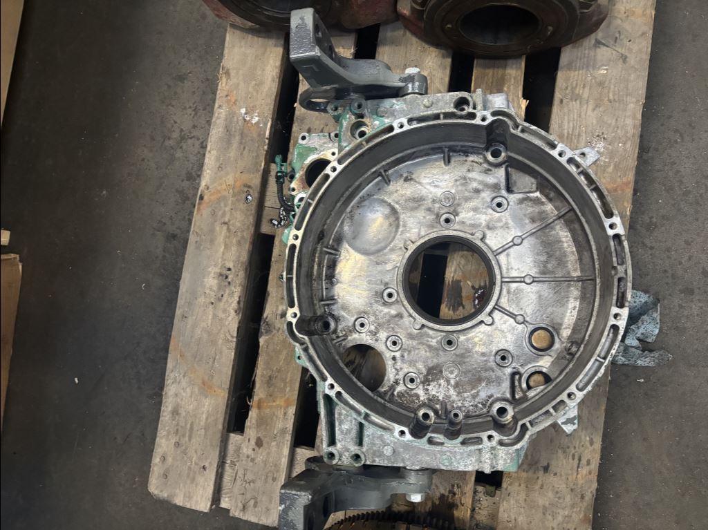 piece_VOLVO FE  CARTER VOLANT MOTEUR 21133294 21133296