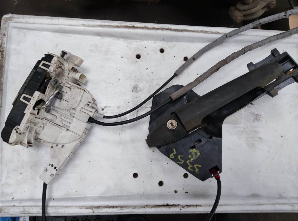 piece_MERCEDES 311CDI POIGNEE EXTERRIEUR AVD A9067601334