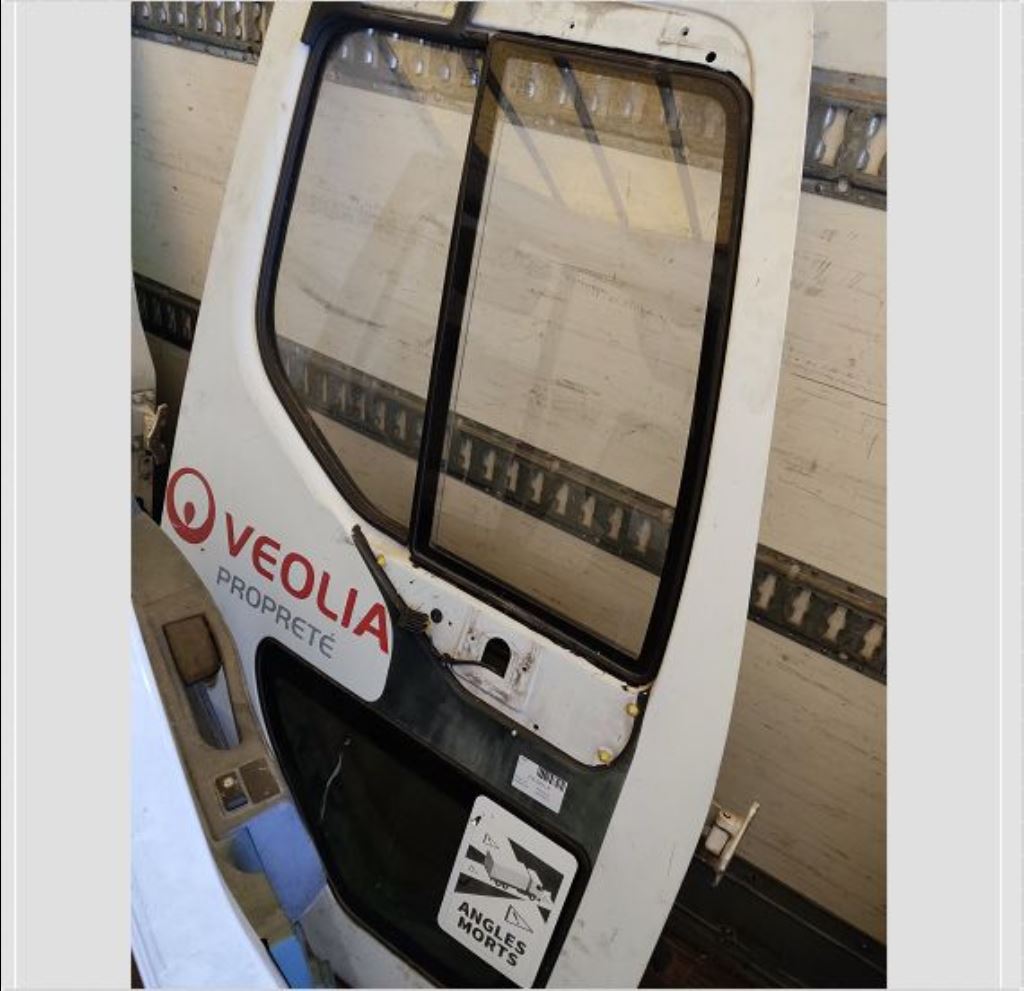 piece_RENAULT PREMIUM  PORTE AVANT DROITE