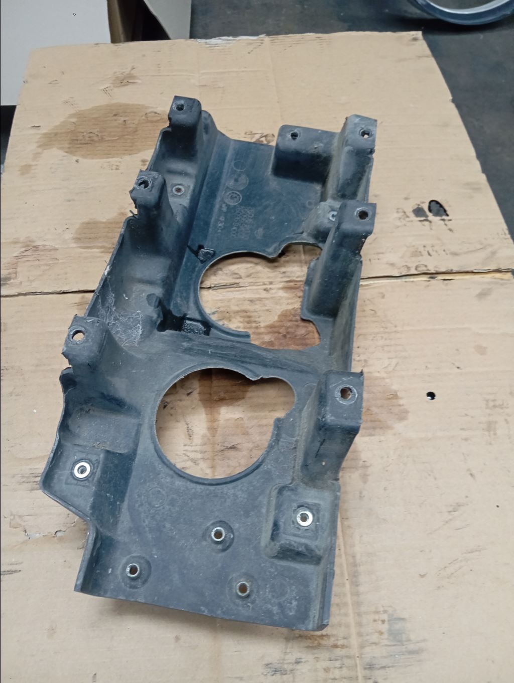 piece_NISSAN ATLEON SUPPORT DE PHARE AVANT GAUCHE 260969X100