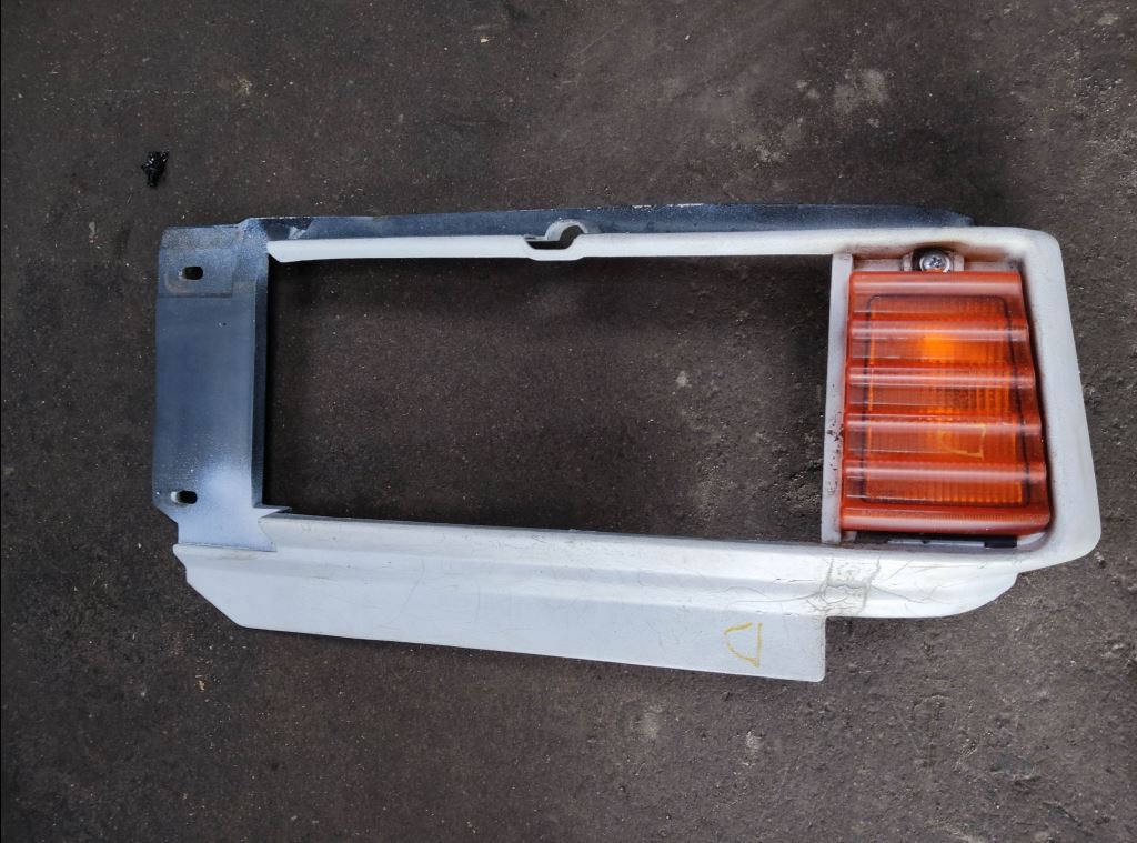 piece_RENAULT B80 110 ENJOLIVEUR PHARE AVANT GAUCHE 7700734789