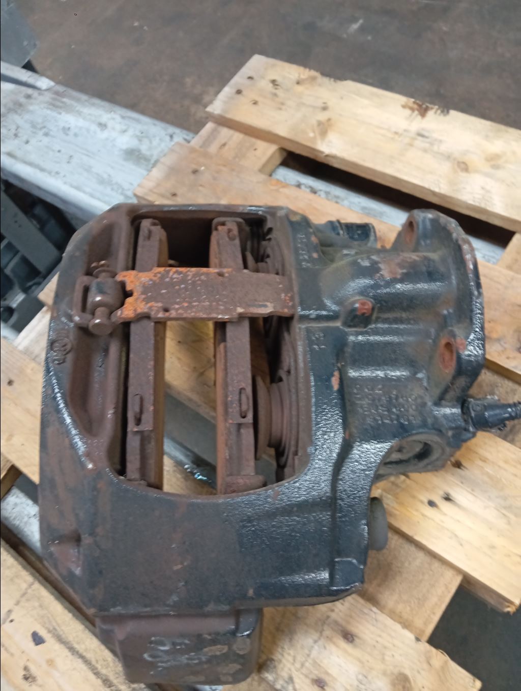 piece_MAN TGX 18570 ETRIER DE FREIN ARRIERE GAUCHE 81.50804-6722