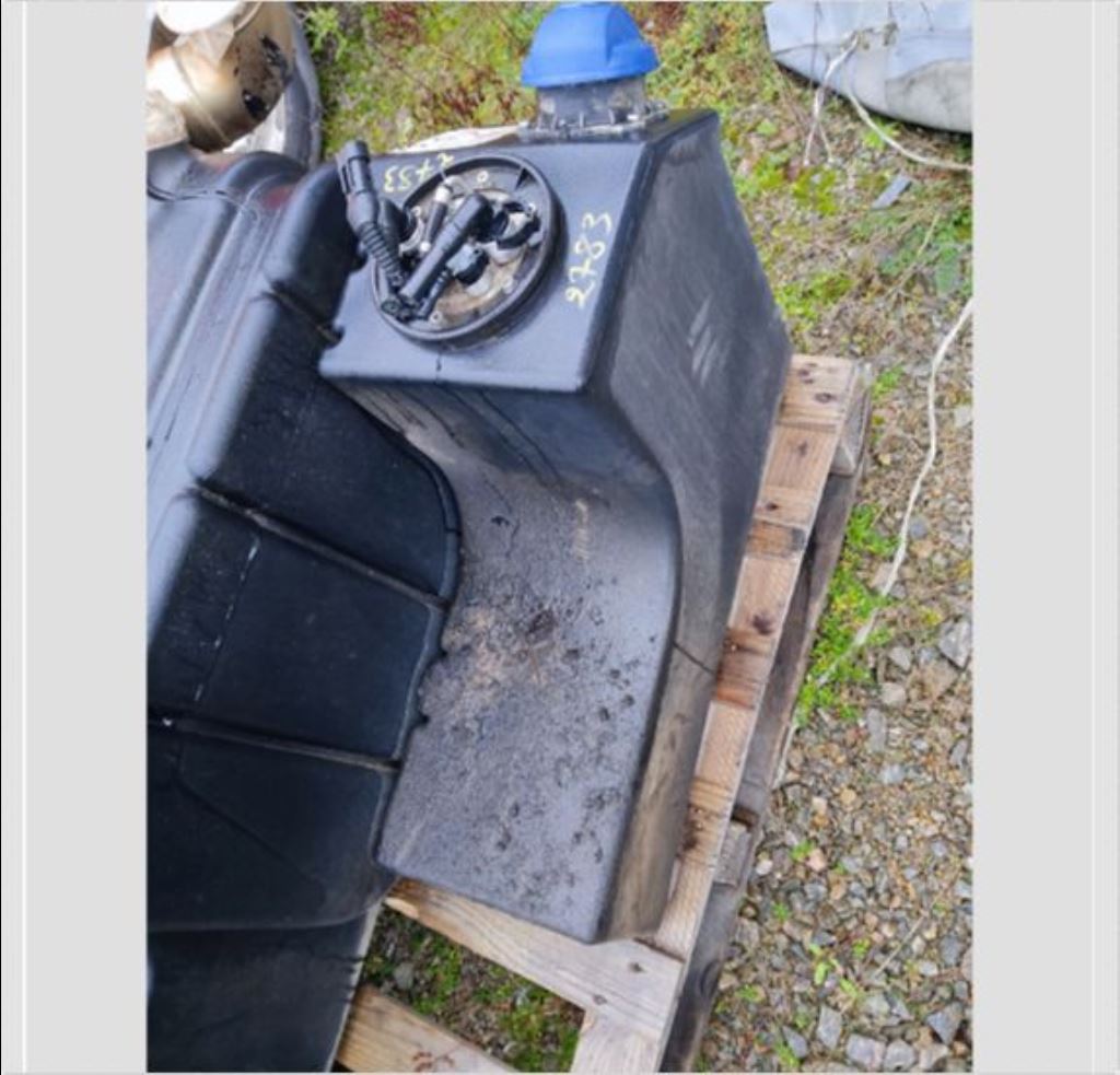 piece_IVECO 100E18  RESERVOIR AD BLUE 504165856