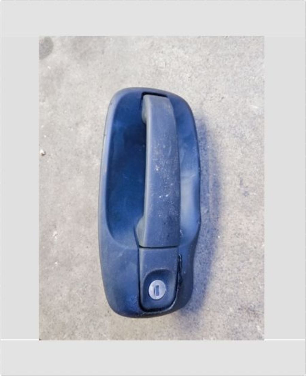 piece_RENAULT TRAFIC  POIGNEE EXTERRIEUR AVG 825002366R