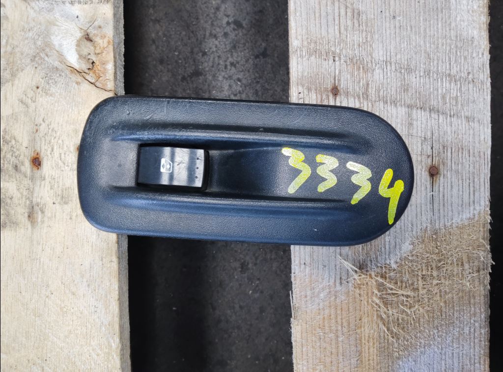piece_RENAULT MASTER INTERRUPTEUR LEVE VITRE AVD 8200206603