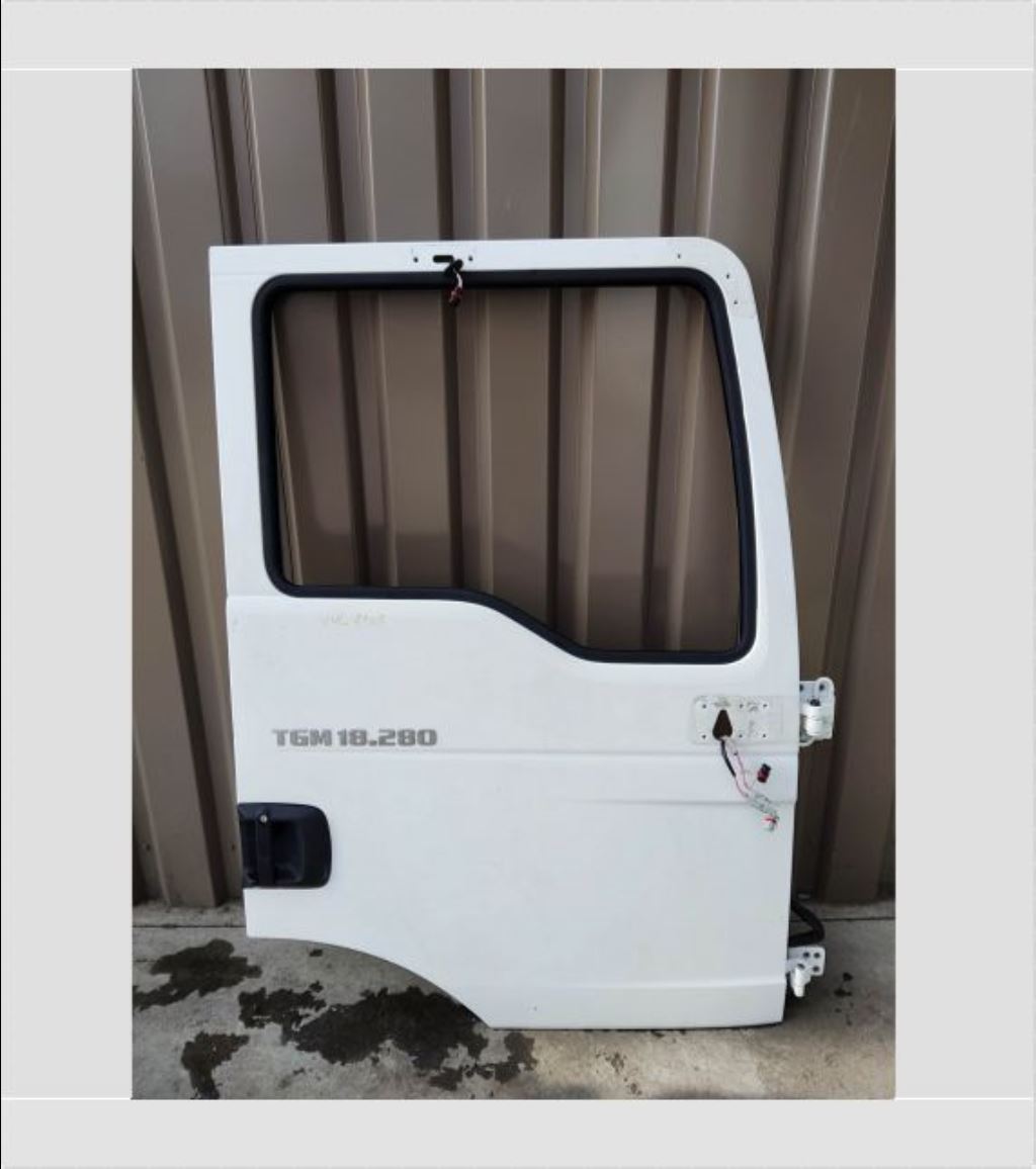 piece_MAN MAN 18- PORTE AVANT DROITE 81626004132