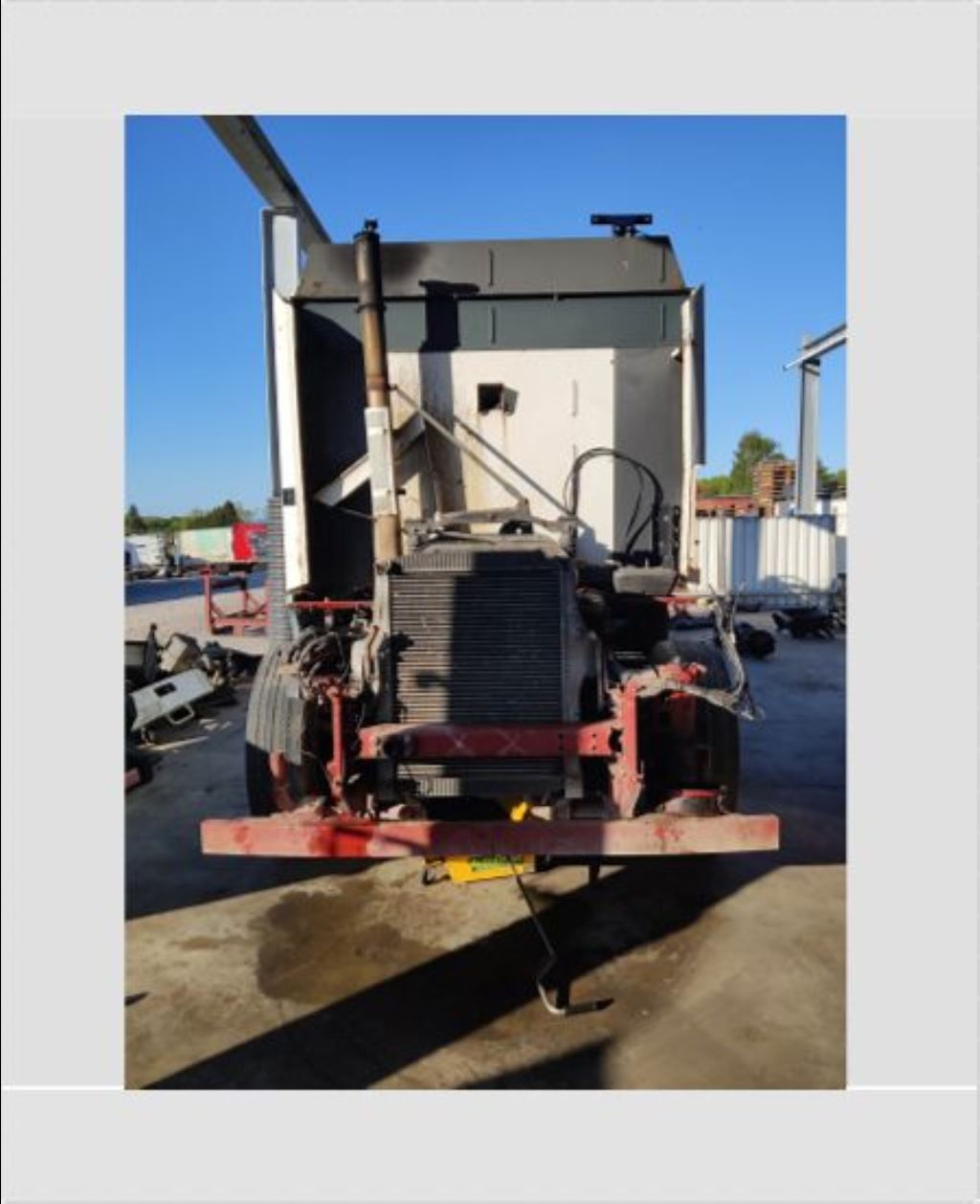 piece_IVECO 190S35  CALANDRE SUPERIEURE 504056436