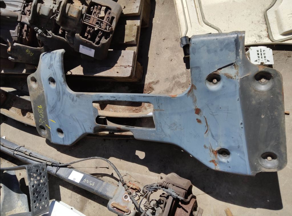 piece_MAN 26.363  PARE CHOC AVANT CENTRAL 81.41610-5451