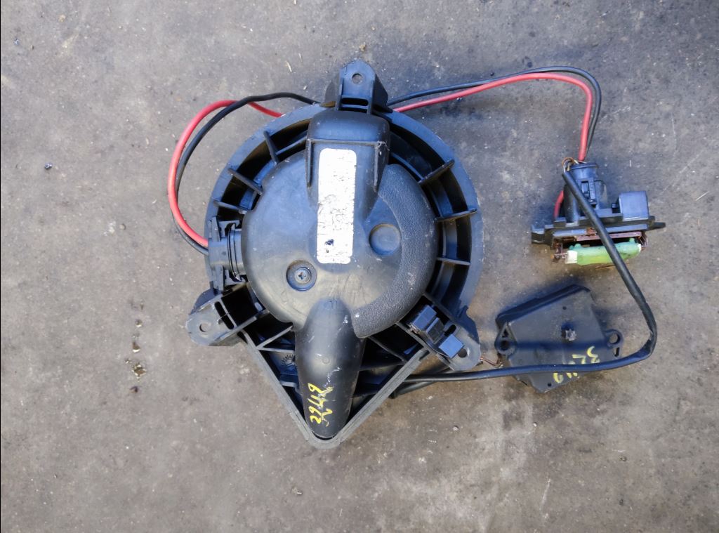 piece_RENAULT TRAFIC  VENTILATEUR CHAUFFAGE 7701050310