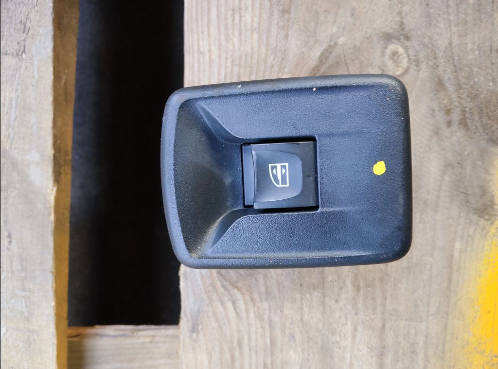 piece_RENAULT TRAFIC  INTERRUPTEUR LEVE VITRE AVD 254218614R