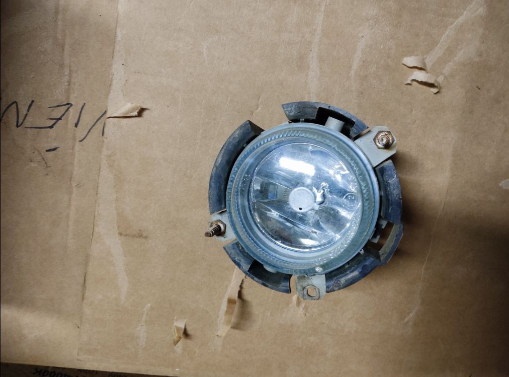 piece_IVECO 440S48  PHARE ANTI BROUILLARD AVG 41221083,504032145