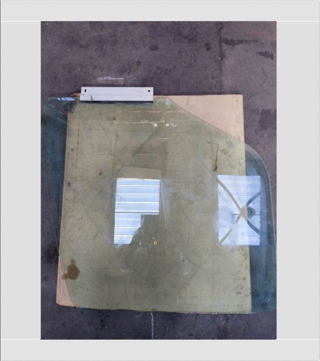 piece_RENAULT RVI MID VITRE AVANT DROITE 7420827129