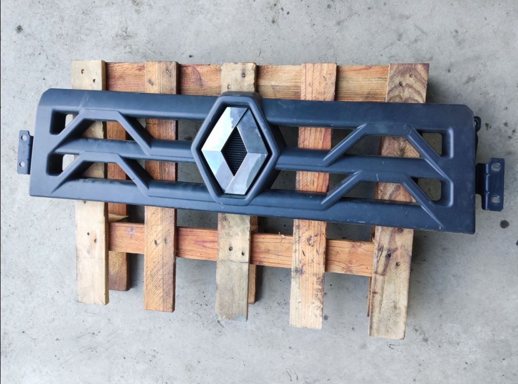 piece_RENAULT T460 CALANDRE SUPERIEURE 7482585763