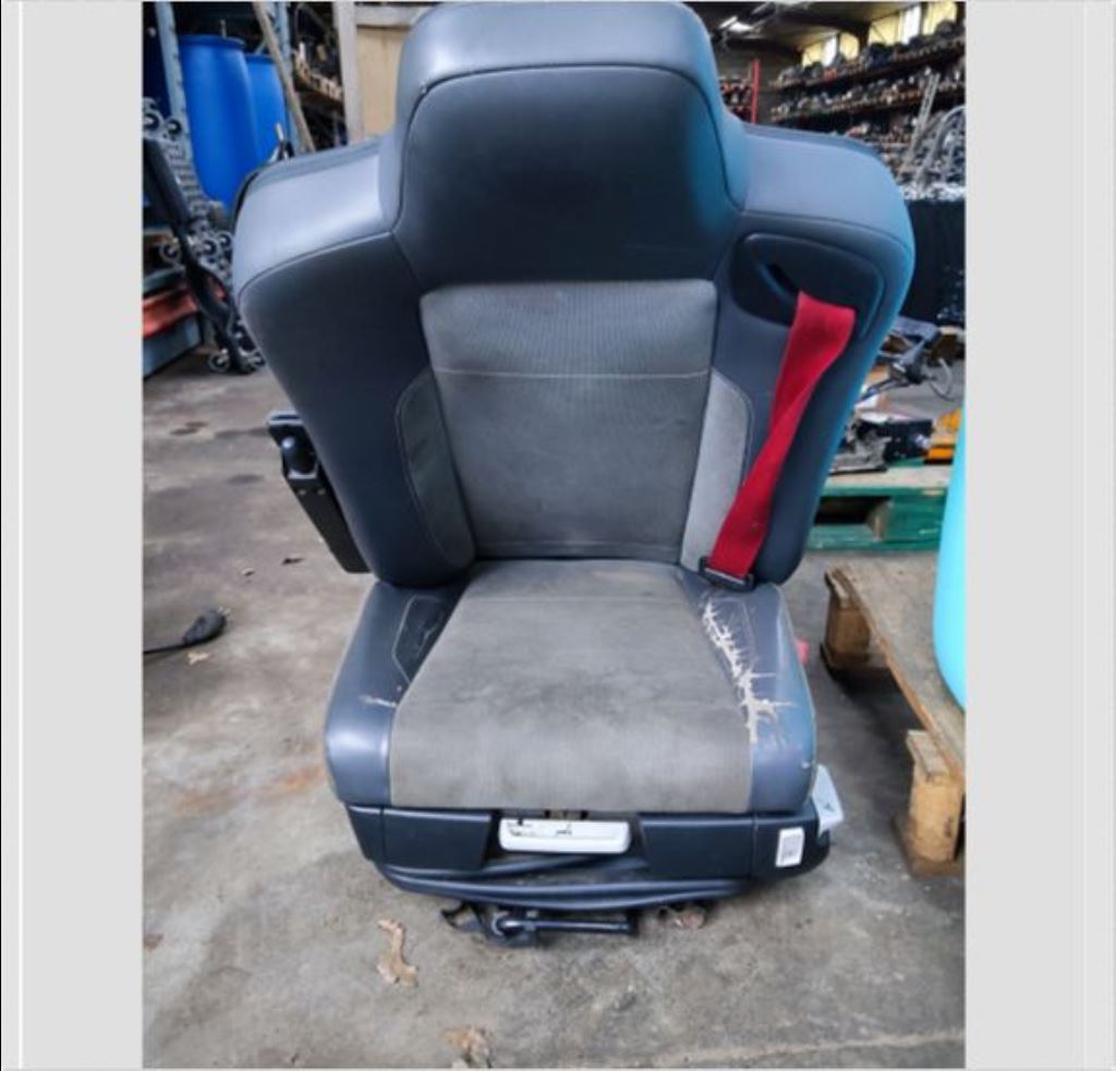 piece_RENAULT T460 SIEGE AVANT DROIT 7482269090