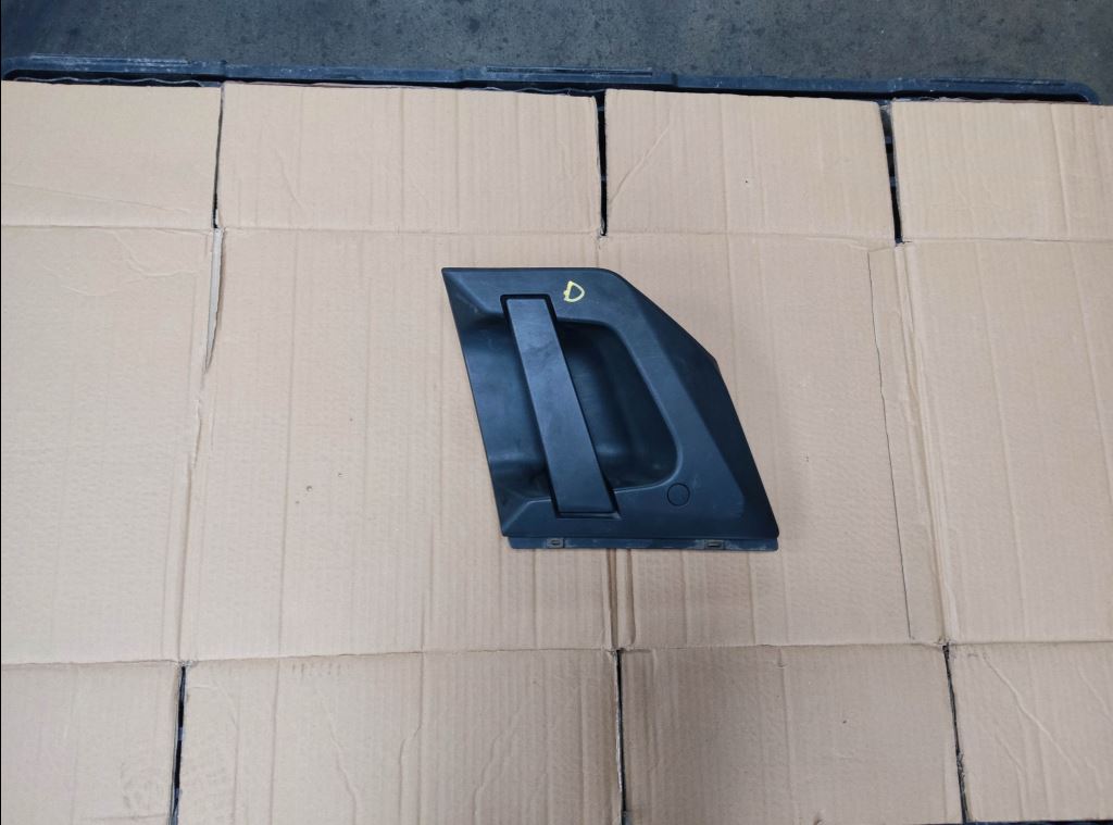 piece_RENAULT T440 POIGNEE EXTERRIEUR AVD 7484552351