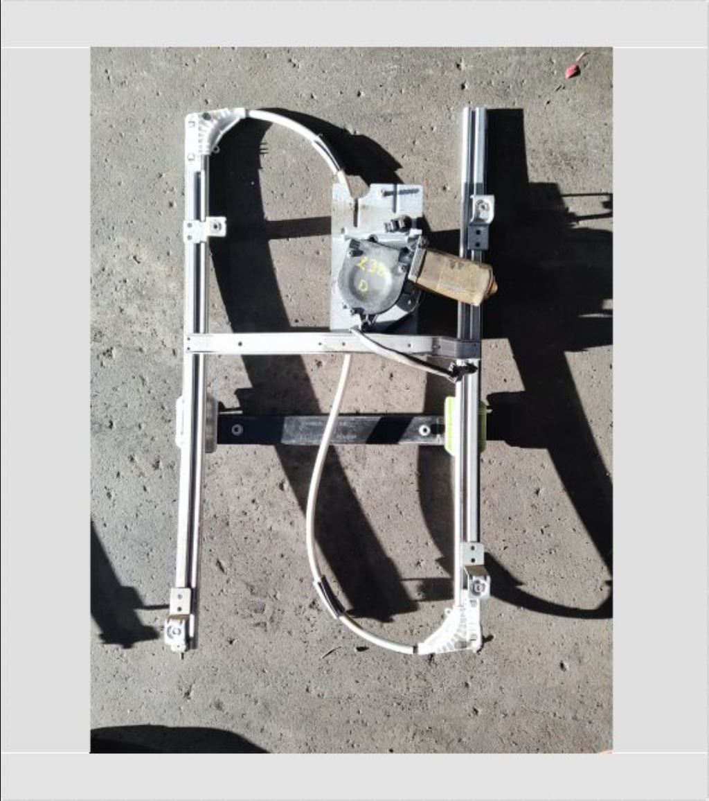 piece_RENAULT MIDLUM  LEVE VITRE DROIT 7484561621