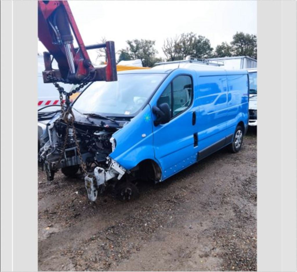 piece_RENAULT TRAFIC II FOURGON BOCAL DE LAVE GLACE 7701065703