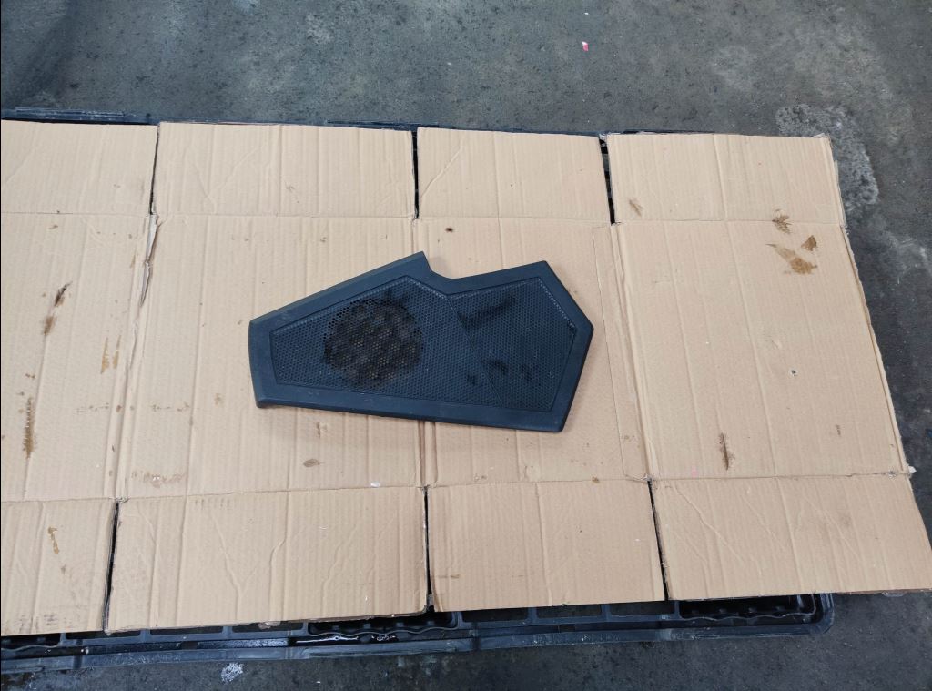 piece_RENAULT T440 GRILLE SUR PORTE AVANT DROITE 7482301918