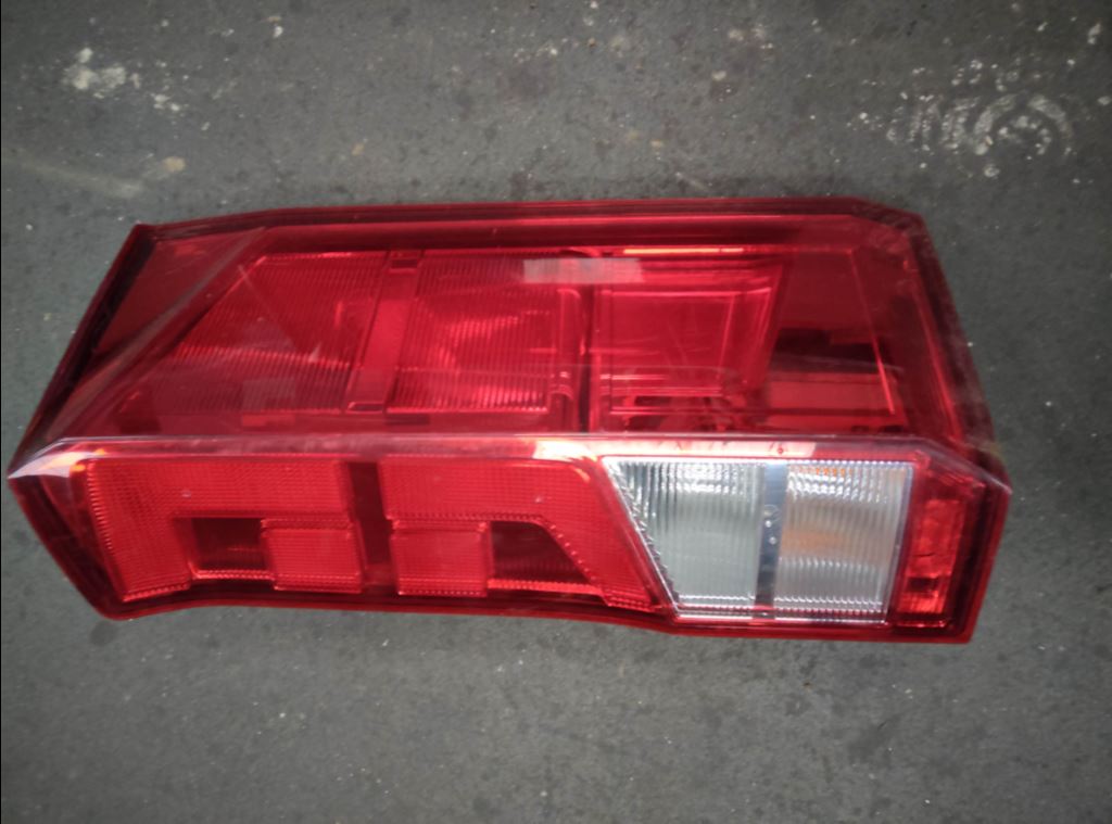 piece_VOLKSWAGEN CRAFTER  FEU ARRIERE DROIT 7C0945096J