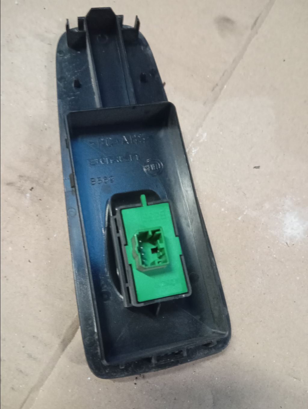 piece_CITROEN JUMPER  INTERRUPTEUR LEVE VITRE AVD 16 087 057 80