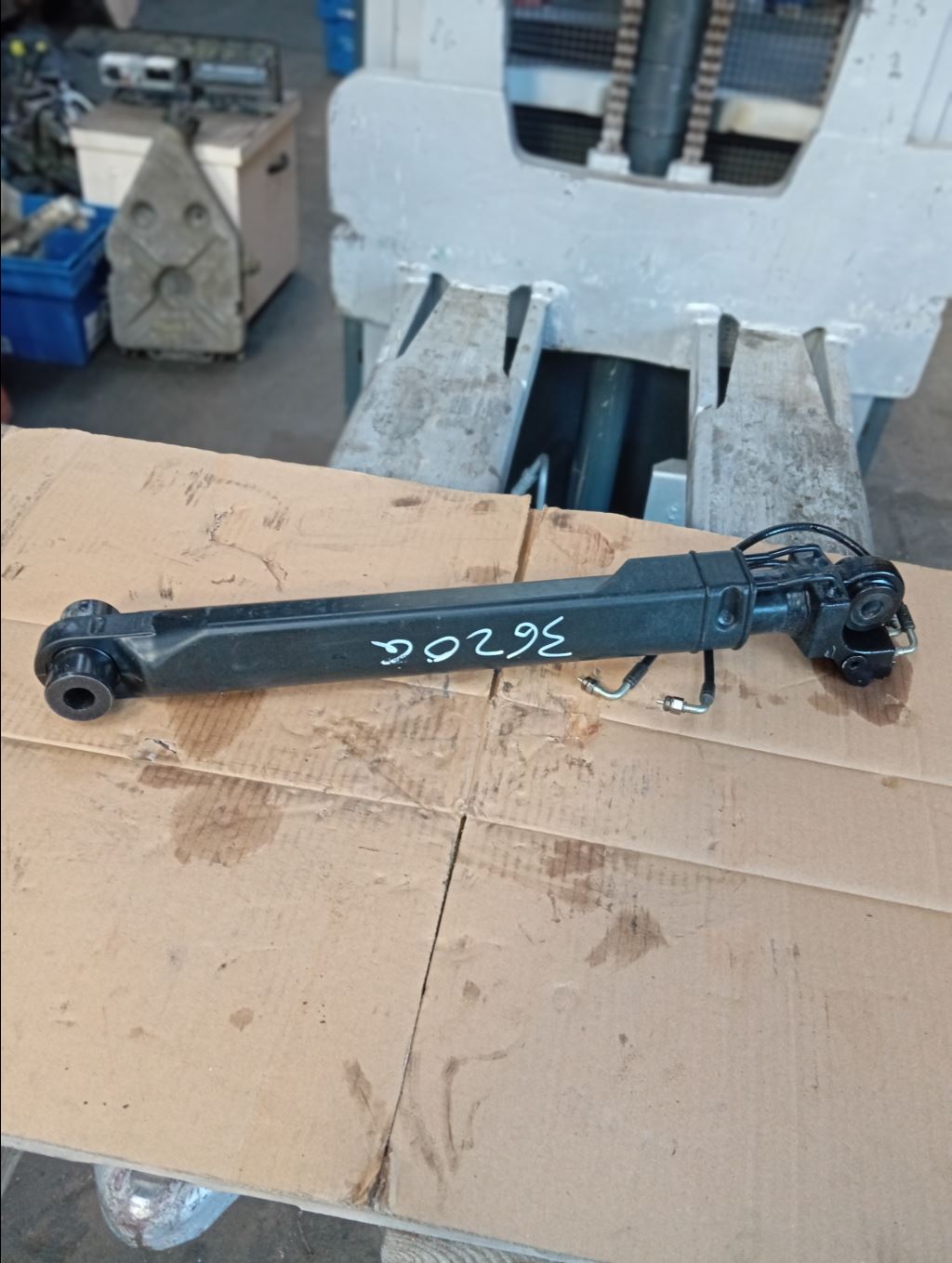 piece_RENAULT T VERIN DE CABINE DROIT 7422302641