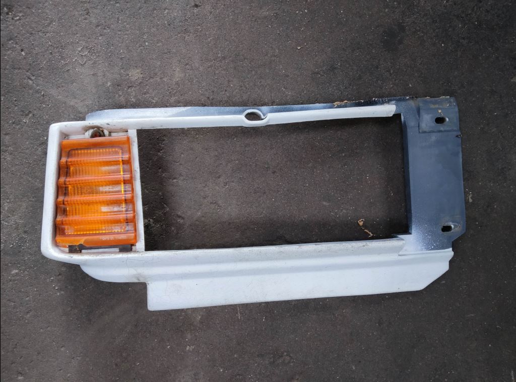 piece_RENAULT B80 110 ENJOLIVEUR PHARE AVANT DROIT 7700734790