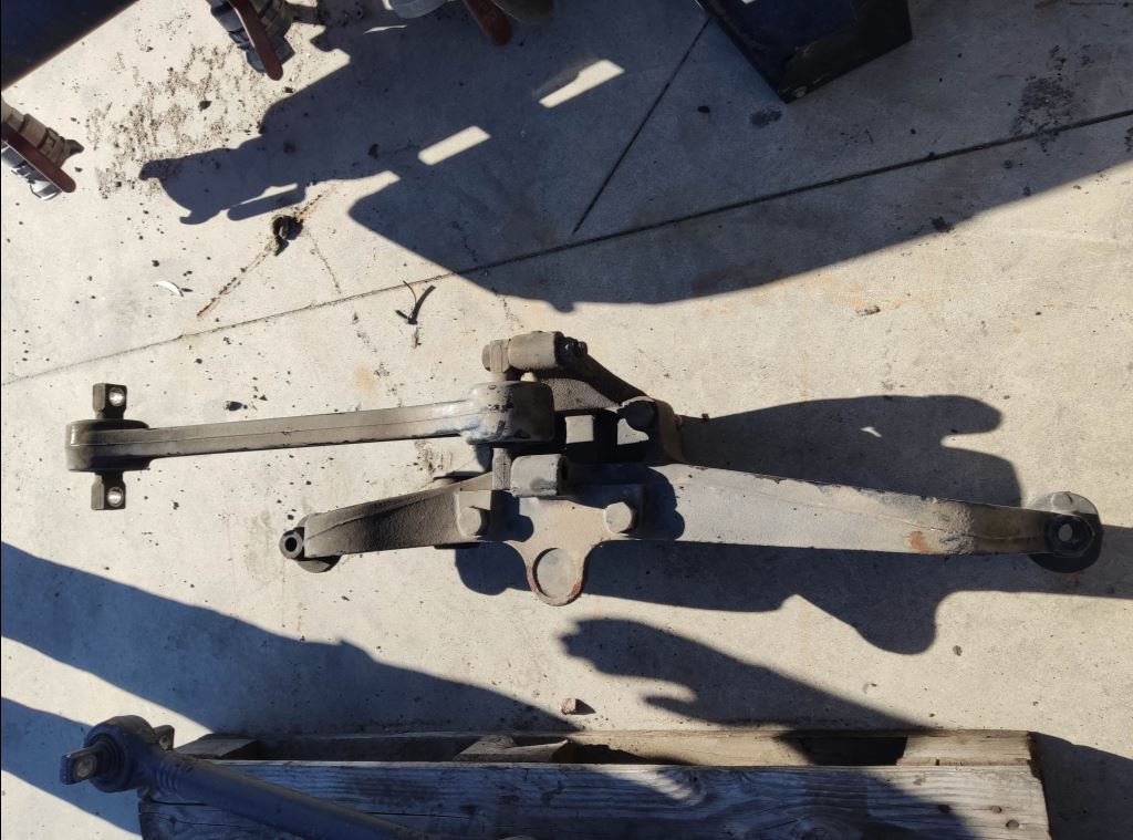 piece_MAN TGX BRAS DE SUSPENSION ARRIERE DROIT 81.43630-0202