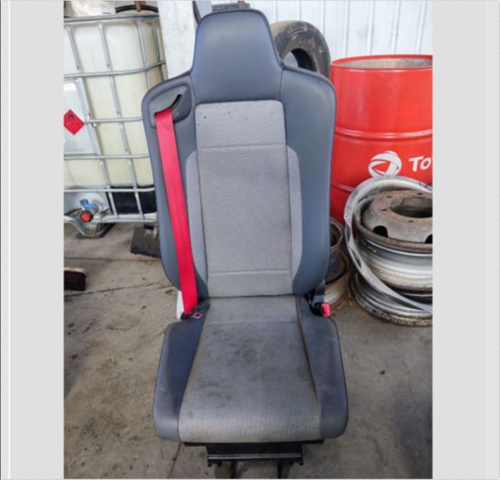 piece_RENB T440  SIEGE AVANT DROIT 7484561386