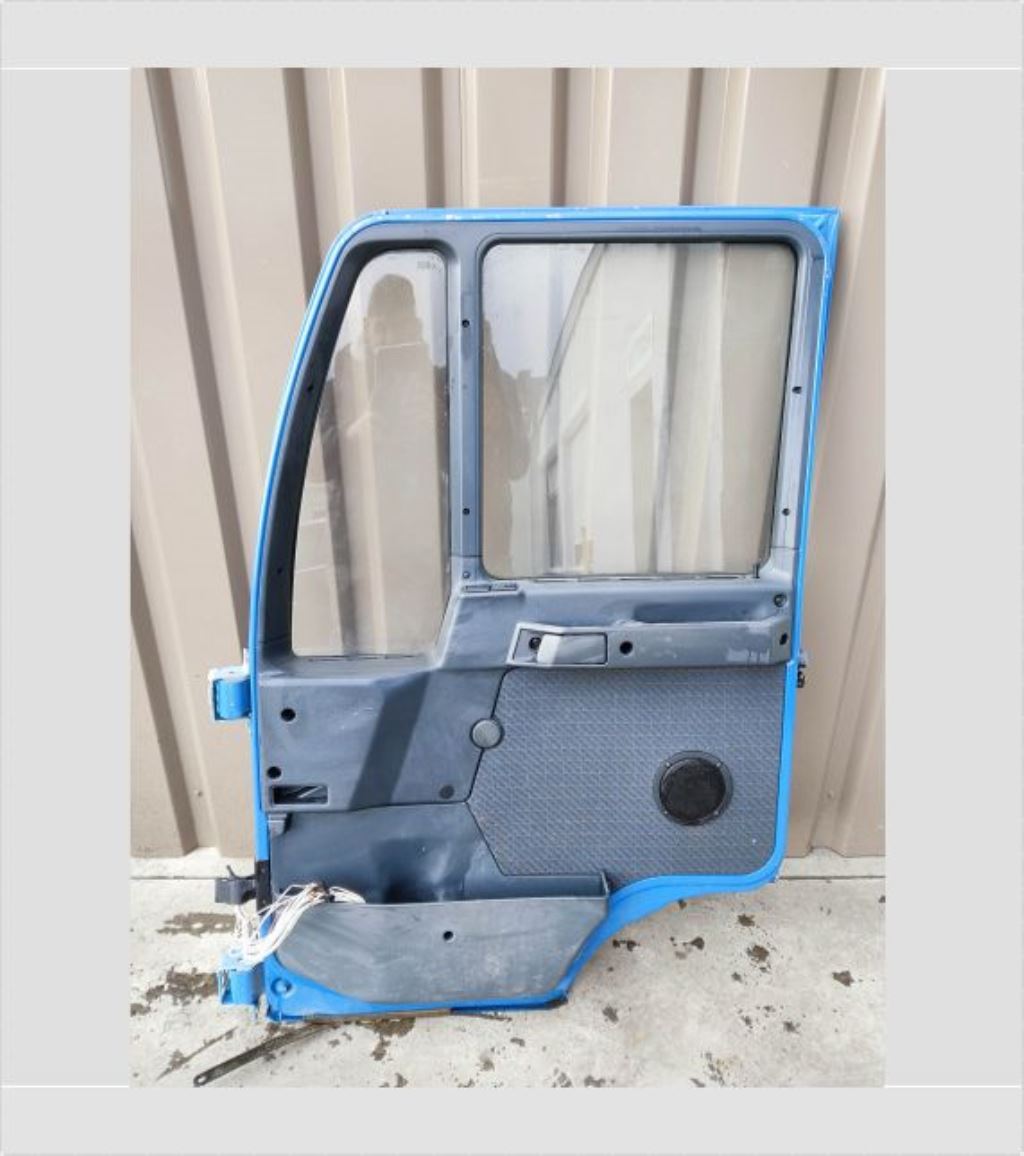 piece_MAN 12.224 PORTE AVANT DROITE 85626004002