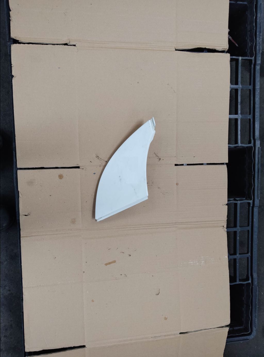 piece_PEUGEOT BOXER  ENJOLIVEUR DE PHARE AVANT DROIT 1306530070