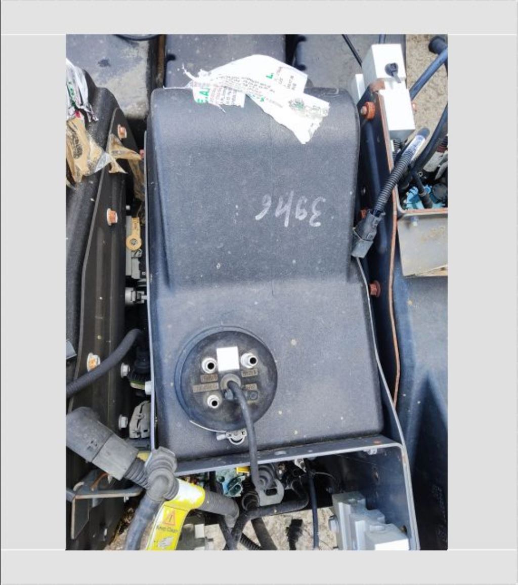 piece_RENAULT  RESERVOIR AD BLUE 7421492577